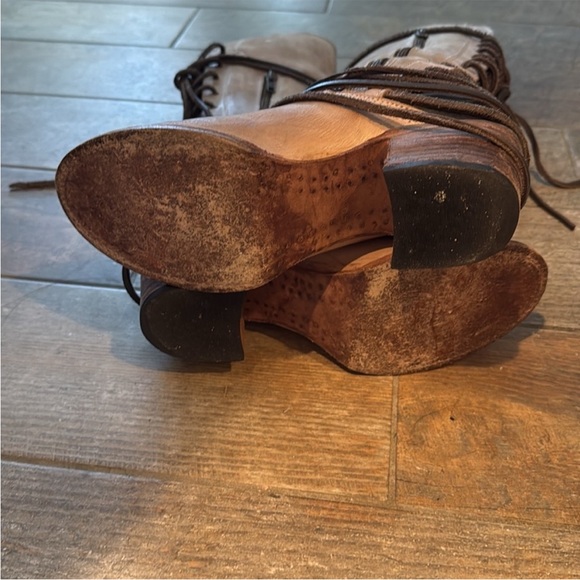 Freebird Coals taupe knee high lace up boots
Scuffed but GREAT condition - Picture 4 of 6